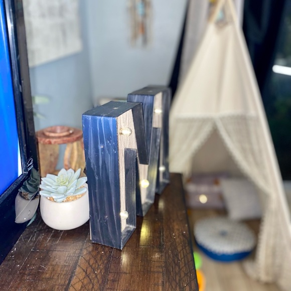 LIGHT UP “M” MARQUEE SIGN - LIKE NEW - Picture 3 of 7